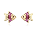 Dettaglio macro di orecchini a forma di pesce in oro con zircone e pietra rossa - Pesce Rosso Rosa