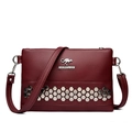 Borsa a tracolla bordeaux da donna in pelle con rivetti esagonali argentati decorativi - Rosso