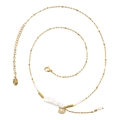Elegante gouden ketting met barokparel en zonnestraal hanger op een witte achtergrond - Goud