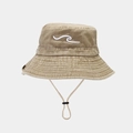 Dettaglio di un cappello a secchiello kaki con ricamo a onde, fori metallici e cordino regolabile - Taglia unica / Cachi