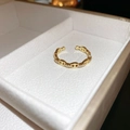 Dettaglio anello a catena d'ancora placcato oro con zirconi in una scatola regalo - Stile Oro Muso di Maiale Catena ad Ancora