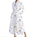 Dettaglio di un abito lungo floreale a maniche lunghe con cintura e colletto elegante - Bianco con Stampa Floreale Blu