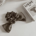 Chouchou en satin marron vintage avec grand nœud et texture élégante en soie plissée - Chouchou à Grand Nœud Gris