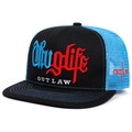 Detalle del bordado 3D ThugLife y malla azul transpirable en una gorra trucker bicolor - Ajustable / Azul Negro