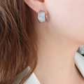 Pendientes huggie plateados con textura de lava irregular para un estilo minimalista - Color Acero