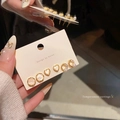 Detailansicht der Vintage Gold-Ohrringe mit Perlen und Herzdesign auf einer Karte - A798 Gold