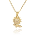Macro-opname van de gouden zonnebloemketting met witte zirkonen op witte reflectie - Stijl B (Klein)