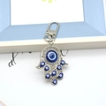 Vintage Hamsa-Hand Schlüsselanhänger in Silber mit blauem Auge und funkelnden Steinen - Silberne Mehr-Augen-Hand