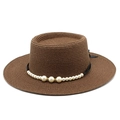 Dettaglio del cappello boater in paglia marrone con decorazione di perle e nastro nero - Marrone