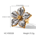 Vista macro di un grande anello a fiore con petali d'argento, bordi dorati, di 3,35 cm - Stile Floreale in Metallo Colore Misto (HC-R30528)
