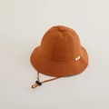 Détail d'un chapeau de soleil enfant caramel avec cordon coupe-vent et boucle réglable - 50cm (1-3 Ans) / Orange