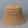 Detailaufnahme des hohl gestrickten Musters bei diesem khakifarbenen Fischerhut für Damen - M (56-58cm) / Camel