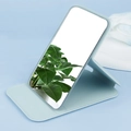 Dettaglio dello specchio pieghevole in pelle PU azzurra con supporto regolabile - Verde