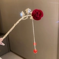 Épingle à cheveux dorée ornée d'une rose en velours rouge et de glands métalliques - Rose Floconnée Rouge (42#)