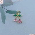 Détail macro du pendentif cerise avec zircon rose et feuilles marquises vertes - Cerise en Zircone Rose