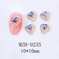 Makro-Detail von 10x10mm hohlem Herz-Nagelanhänger mit Love-Gravur und bunten Strasssteinen - 9235 Sternenrosa Lila (Goldbasis)