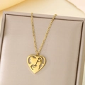Dettaglio del ciondolo a cuore dorato con silhouette madre-figlio su scatola per gioielli - Stile Cuore Silhouette Madre Figlio(KN226374-Z)