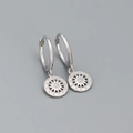 S925 Sterling Silber Kompass Ohrringe mit Sonnenstrahl-Struktur und Perlenrand-Design - 925er Silber / Weißgold