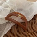 Pinza per capelli a trapezio ambra marrone posta in un cesto di vimini rustico - 6# Caffè Ondulato