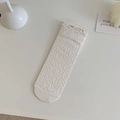 Witte kanten damessokken met bloemenpatroon van mesh en elegante ruches aan de rand - Witte vierkante bloem