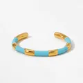 Elegante bracciale rigido a C placcato oro con design segmentato in smalto blu cielo - Bracciale Blu (A1085)