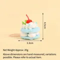 Mini-Makronen-Schlüsselanhänger in Blau mit weißer Sahne und Kirsche, 4,5cm x 3,3cm - Cupcake / Himmelblau