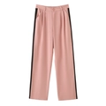 Détail d'un pantalon rose à taille haute et jambes larges avec bandes latérales noires - S / Bas / Rose foncé
