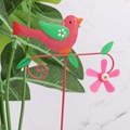 Paletto decorativo da giardino in metallo con uccellino rosa e verde e fiori di rosa - Girandola a Uccello Rosso