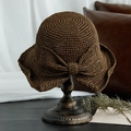 Sombrero cloché de paja café oscuro con lazo grande en un soporte vintage - M (56-58cm) / café