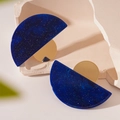 Orecchini geometrici in acrilico con texture blu e dettagli in metallo dorato - Stile a Semicerchio Con Perno in Argento / Blu Stellato