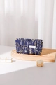 Detalle del bordado floral en un neceser de algodón y lino azul marino con logo - Pequeño / Azul oscuro