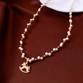Dettaglio della collana di perle con ciondolo a forma di cavallo a dondolo dorato - Stile Pony Dorato (Placcato in Oro Vero)