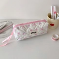 Detail der gesteppten Schreibwarentasche mit rosa Schleifen und Blumenmustern - Weiß