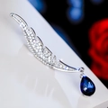 Elegante engelenvleugel vederbroche in zilver met kristallen en een donkerblauwe druppelsteen - Zilverblauwe Halve Maanveer