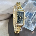 Dettaglio di un orologio a catena d'oro quadrato da donna con quadrante nero e diamanti - Nero