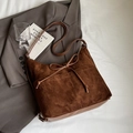 Dunkelbraune Hobo-Tasche aus Wildleder mit Leder-Kordelzug und Schleife im Vintage-Stil - Braun