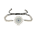 Vue macro d'une breloque tournesol aux cristaux bleus et bracelet en cordelette ajustable - Tournesol Bleu et Blanc (F)