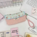 Detailaufnahme der gesteppten Federtasche mit Hasenprint und herzförmigem Knopfverschluss - Rosa Weiß Karriert/Salz Hase
