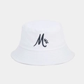 Dettaglio cappello alla pescatora in cotone bianco con logo ricamato blu navy - Stile Mr. / MR Bianco