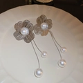Élégantes boucles d'oreilles fleurs en argent avec zircons et longs glands de perles blanches - Style Perle à Long Pompon Fleur Argentée