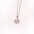 Elegante collar con colgante de sol, opalo rosa y circonitas cúbicas brillantes - Estilo Estrella de Ocho Puntas de Sol / Circonita Rosa Chapada En Oro Blanco