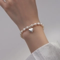 Pulsera de Perlas con Colgante de Corazón Plateado (R-b-004)