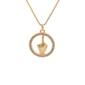 Dettaglio della collana d'oro con ciondolo circolare e gesto del dito medio alzato - Gesto del dito medio