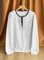 Detail van wit linnen Henley shirt met houten knopen en zwarte bies op de kraag - S / Wit