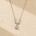 Halskette aus S925 Sterlingsilber mit birnenförmigem Tropfenanhänger und fünf Akzentdiamanten - 925er Silber / Weißgold