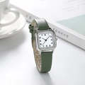 Elegant vierkant dameshorloge met groene leren band en zilveren kast op lifestyle achtergrond - Groen