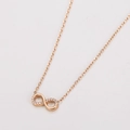Détail du collier pendentif infini en or rose serti de zircons brillants et élégants - Collier en Or Rose