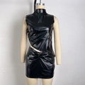 Dettaglio set due pezzi in pelle PU nera con collo alto senza maniche e minigonna a pieghe - S / Nero