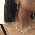 Elegantes Set aus V-förmiger Strasskette und langen Tropfenohrringen in Silber - V-Form-Pflasterstrass-Langhänger-Set (DTN14026232S)
