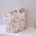Détail du sac en coton floral avec fond rose et motifs délicats de fleurs printanières - Fond Rose Fleuri Bleu Vert Jaune